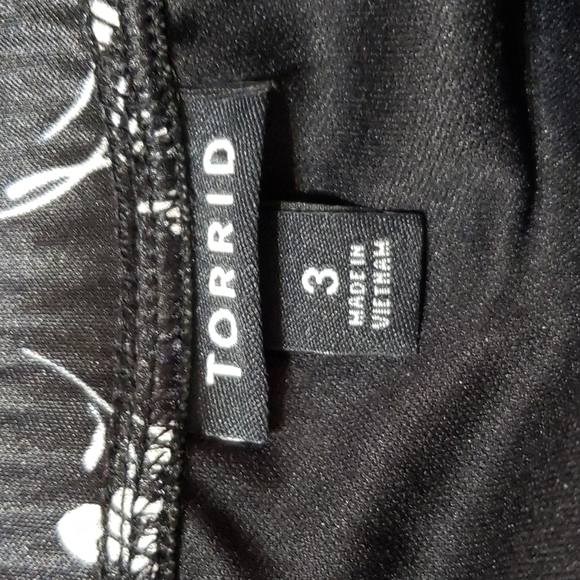 Torrid Black and White Floral Top Size 3 - Picture 3 of 3
